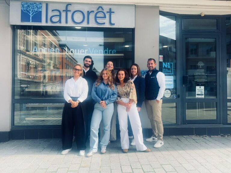 L’équipe de l’agence Laforêt Dunkerque devant l’agence, 38 rue Clemenceau